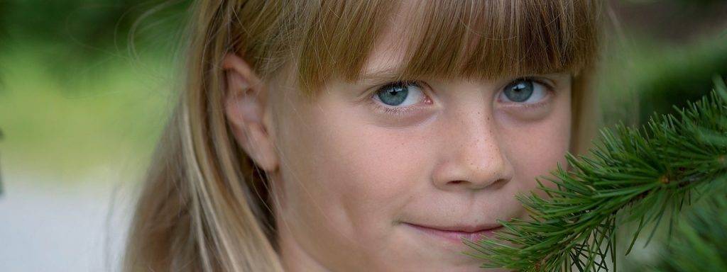 Young Girl Smile Tree 1280x480