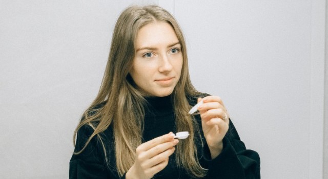 girl putting on contact lens