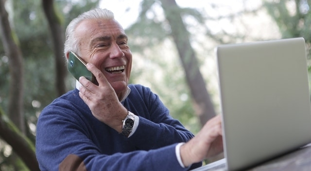 senior man talking on the smartphone 640